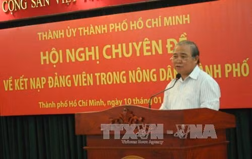 Các đại biểu trình bày tham luận chia sẻ kinh nghiệm phát triển đảng viên trong nông dân. Ảnh: Tiến Lực - TTXVN