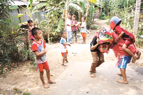Trẻ em dân tộc Khmer vui đón Tết với trò chơi múa Lân