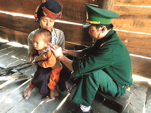 Bộ đội biên phòng Sơn La khám bệnh cho đồng bào nghèo
