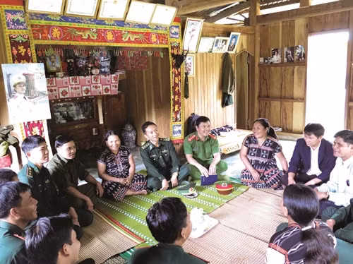 Cán bộ, chiến sĩ Đồn biên phòng A Nông phối hợp với các ngành chức năng thường xuyên tuyên truyền chính sách của Đảng và Nhà nước đến người dân địa phương.