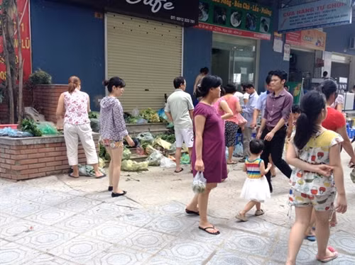Chung cư giá rẻ nhếch nhác vì chợ cóc, hàng quán, ách tắc giao thông ảnh 11