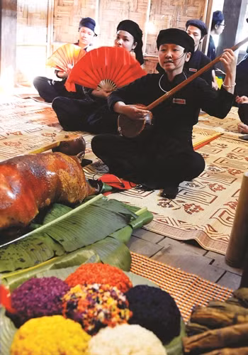 Sau then đón khách là then cầu phúc, cầu lộc với lời then cầu năm mới mạnh khỏe, bình an, làm ăn phát đạt