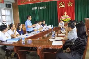 Cuộc họp chuyên môn có phóng viên tham gia tại huyện Ia Grai về việc giải quyết các bức xúc của giáo viên khi bị luân chuyển về vùng khó khăn. Ảnh: Hồng Điệp - TTXVN