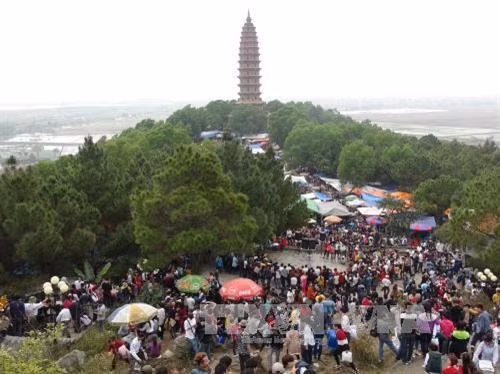 Rất đông du khách thập phương đến lễ chùa Phật Tích. Ảnh: Thanh Thương - TTXVN