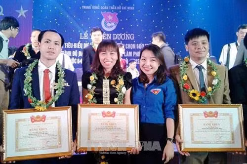 Chị Lương Thị Vân Anh nhận bằng khen của Trung ương Đoàn Thanh niên Cộng sản Hồ Chí Minh. Ảnh: Bích Huệ - TTXVN