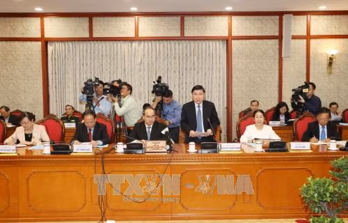 Đồng chí Nguyễn Thành Phong, Ủy viên Trung ương Đảng, Phó Bí thư, Chủ tịch Ủy ban Nhân dân Thành phố Hồ Chí Minh trình bày báo cáo. Ảnh: Trí Dũng –TTXVN