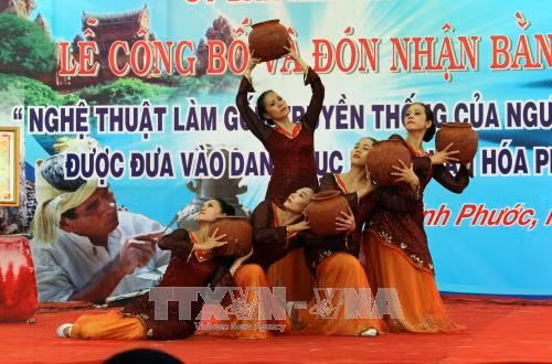 Biểu diễn nghệ thuật tại buổi lễ. Ảnh: Đức Ánh - TTXVN
