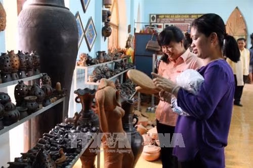 Khách tham quan sản phẩm gốm tại tại nhà trưng bày sản phẩm làng nghề Bàu Trúc. Ảnh: Đức Ánh - TTXVN