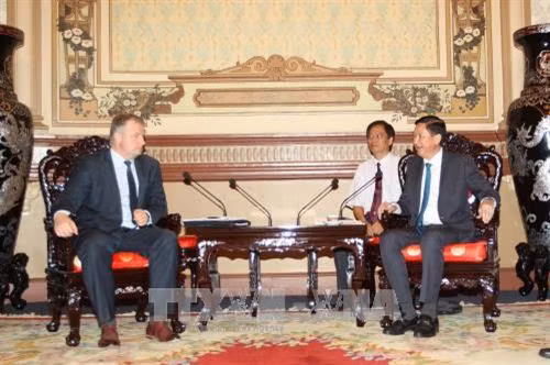 Phó Chủ tịch UBND Thành phố Hồ Chí Minh Trần Vĩnh Tuyến tiếp ông Aleksandr Ogorodnhik, Thứ trưởng Bộ Công nghiệp Belarus Aleksandr Ogorodnhik. Ảnh: Thanh Vũ - TTXVN