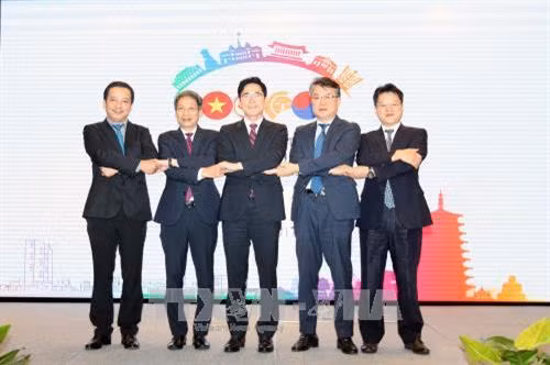 Lãnh đạo Thành phố Hồ Chí Minh và tỉnh Gyeongsangbuk cam kết tổ chức thành công lễ hội. Ảnh: Thanh Vũ-TTXVN