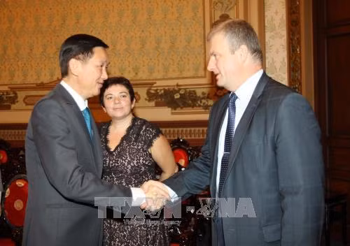 Phó Chủ tịch UBND Thành phố Hồ Chí Minh Trần Vĩnh Tuyến đón ông Aleksandr Ogorodnhik, Thứ trưởng Bộ Công nghiệp Belarus Aleksandr Ogorodnhik. Ảnh: Thanh Vũ - TTXVN