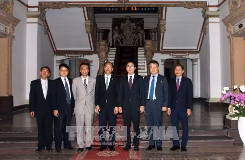 Ông Lê Thanh Liêm, Phó Chủ tịch Thường trực Ủy ban nhân dân Thành phố Hồ Chí Minh (thứ 4 từ trái sang) chụp ảnh lưu niệm cùng ông Kim Jang Joo, Phó Tỉnh trưởng tỉnh Gyeongsangbuk - do và các thành viên trong đoàn. Ảnh: Xuân Khu - TTXVN