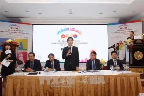 Lãnh đạo Thành phố Hồ Chí Minh và tỉnh Gyeongsangbuk chủ trì buổi họp báo. Ảnh: Thanh Vũ-TTXVN