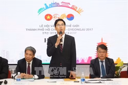 Phó Tỉnh trưởng tỉnh Gyeongsangbuk Kim Jang Joo trả lời báo chí trong nước và quốc tế. Ảnh: Thanh Vũ-TTXVN