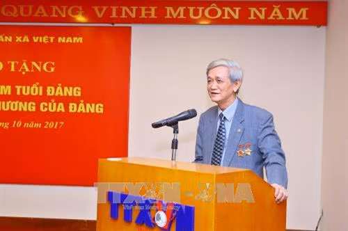Ông Hồ Tiến Nghị, nguyên Ủy viên Trung ương Đảng, nguyên Bí thư Đảng ủy, nguyên Tổng Giám đốc TTXVN phát biểu. Ảnh: Minh Quyết – TTXVN