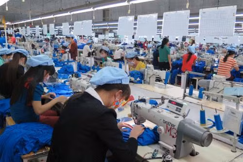 Đến tháng 8/2017, Thành phố Hồ Chí Minh có hơn 309.000 doanh nghiệp; trong đó, có 305.000 doanh nghiệp tư nhân. Xét về quy mô, gần 99% doanh nghiệp thành phố có quy mô vừa và nhỏ, thậm chí là siêu nhỏ, chỉ hơn 1% doanh nghiệp có quy mô lớn. Ảnh: Quốc Việt /TTXVN
