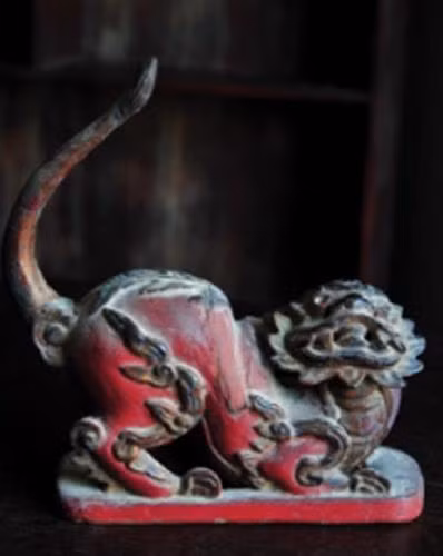 Nghê gỗ mang đuôi chó thời Lý, biểu trưng của lòng trung thành. Ảnh: sggp.org.vn