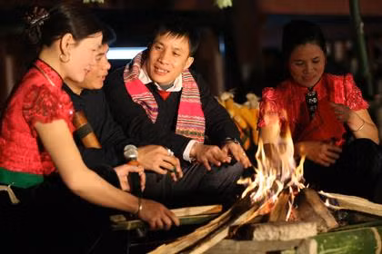 Chàng trai cô gái Thái tìm hiểu nhau trên sàn Hạn Khuống. Ảnh: yenbai.gov.vn