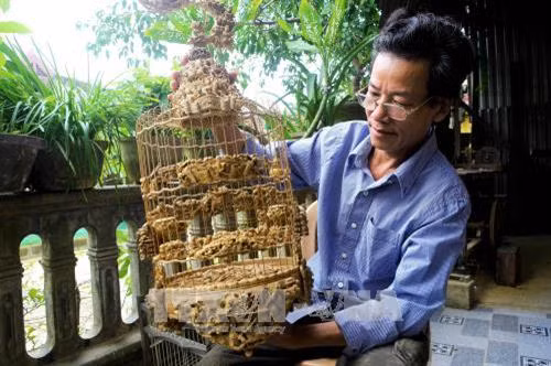 Lồng chim do ông Đoàn Minh Căn sản xuất. Ảnh: Hồ Cầu - TTXVN