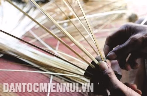 Đan rọ tôm - nghề phụ đem lại thu nhập chính cho bà con ở xã Phan Thanh