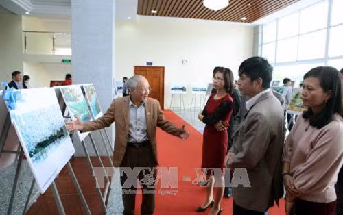 Khách tham quan triển lãm. Ảnh: Phạm Kiên - TTXVN