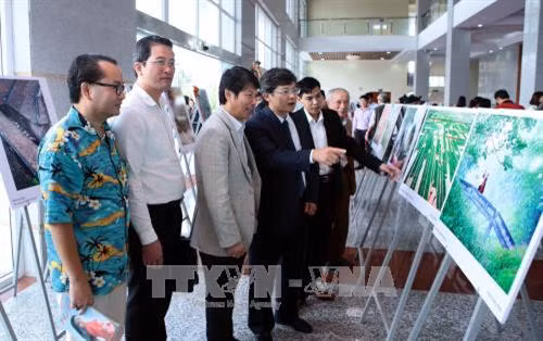 Khách tham quan triển lãm. Ảnh: Phạm Kiên - TTXVN