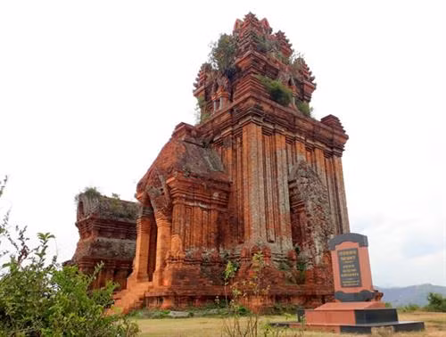 Tháp Bánh Ít.