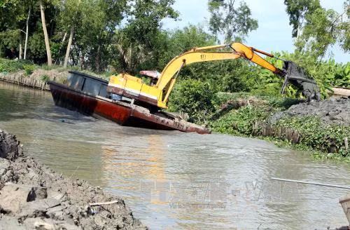 Nạo vét kênh thủy lợi nội đồng tại xã Lương Tâm, huyện Long Mỹ. Ảnh: Duy Khương – TTXVN