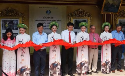 Các đại biểu cắt băng khánh thành công trình tu bổ, phục hồi Dực Lang, Đại Nội Huế và khai mạc Triển lãm ảnh tư liệu. Ảnh: Tường Vi-TTXVN