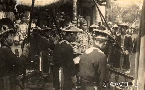Nguyễn Hữu Thị Lan (trái), người sau này trở thành Nam Phương Hoàng Hậu được tiếp đón trên đèo Hải Vân trên đường ra kinh thành Huế làm lễ cưới với vua Bảo Đại, 1933. Quan chức Pháp xất hiện trong buổi tiếp đón Hoàng hậu tương lai của nhà Nguyễn ở Huế. Nam Phương Hoàng Hậu nhận đồ lễ từ các cung nữ trong Hoàng thành. Nam Phương Hoàng Hậu di chuyển trong Hoàng thành bằng xe kéo trong ngày thành hôn, tháng 3/1934. Bức chân dung của Nam Phương Hoàng Hậu Nam Phương Hoàng Hậu ở kinh thành Huế Chân dung nổi tiếng chụp trong ngày cưới của Nam Phương Hoàng Hậu. Vua Bảo Đại được rước bằng kiệu trong hôn lễ ở Hoàng thành. Ảnh: Aavh.org. Vua Bảo Đại xuống kiệu để gặp mặt Nam Phương Hoàng Hậu. Ảnh: Aavh.org.