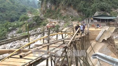 Cầu tạm được bắc qua suối Khoáng, bản Khoáng, xã Mường Bang, huyện Phù Yên. Ảnh: Nguyễn Chiến – TTXVN