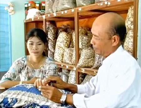 Lương y Thành Ngọc Bính bắt mạch, bốc thuốc cho bệnh nhân. Ảnh: sggp.org.vn