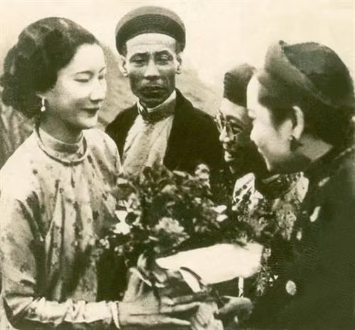 Nguyễn Hữu Thị Lan (trái), người sau này trở thành Nam Phương Hoàng Hậu được tiếp đón trên đèo Hải Vân trên đường ra kinh thành Huế làm lễ cưới với vua Bảo Đại, 1933. Quan chức Pháp xất hiện trong buổi tiếp đón Hoàng hậu tương lai của nhà Nguyễn ở Huế. Nam Phương Hoàng Hậu nhận đồ lễ từ các cung nữ trong Hoàng thành. Nam Phương Hoàng Hậu di chuyển trong Hoàng thành bằng xe kéo trong ngày thành hôn, tháng 3/1934. Bức chân dung của Nam Phương Hoàng Hậu Nam Phương Hoàng Hậu ở kinh thành Huế Chân dung nổi tiếng chụp trong ngày cưới của Nam Phương Hoàng Hậu. Vua Bảo Đại được rước bằng kiệu trong hôn lễ ở Hoàng thành. Ảnh: Aavh.org. Vua Bảo Đại xuống kiệu để gặp mặt Nam Phương Hoàng Hậu. Ảnh: Aavh.org.