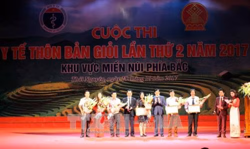 Ban tổ chức trao Bằng khen cho các đội thi. Ảnh: Trần Quân Trang- TTXVN