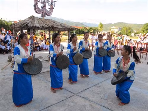 Nghệ nhân dân tộc Raglai biểu diễn cồng chiêng trong Lễ phục dựng cây nêu.