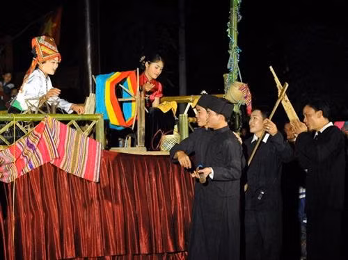 Một màn hát đối đáp trong Hạn Khuống của người Thái. Ảnh: TTXVN