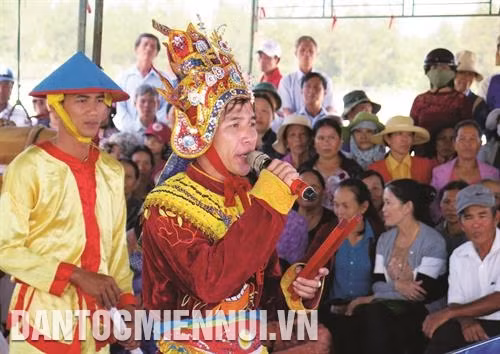 Anh Nguyễn Thành Trung là người được bà con ngư dân xã Tam Thanh, thành phố Tam Kỳ (Quảng Nam) lựa chọn làm tổng Mũi hát chính trong Lễ hội Cầu ngư năm 2017