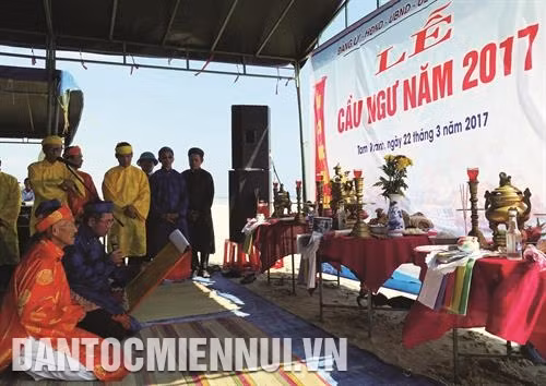 Các cụ cao tuổi làm lễ cúng cá Ông trước khi tổ chức hát Bả trạo