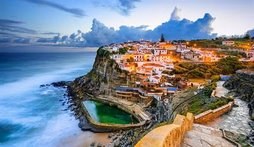 Manarola (Cinque Terre, Italy): Italy không thiếu những nơi lên ảnh tuyệt đẹp, nhưng ấn tượng nhất là chuỗi làng ven biển của Cinque Terre. Cinque Terre (nghĩa là “năm vùng đất”) được tạo thành từ Vernazza, Riomaggiore, Corniglia, Monterosso và Manarola, nằm dọc theo bờ Ligurian thuộc miền bắc Italy. Được bao phủ bởi biển nhà rực rỡ bám sát vào bức tường đá kiên cố, Manarola là khu vực nổi tiếng với rượu vang tuyệt ngon, tranh của Antonio Discovolors, và đặc biệt, hoàn toàn vắng bóng ôtô và đèn hiệu giao thông. Ảnh: Italian Travel Connection. Civita di Bagnoregio (Italy): Cách thành Rome khoảng 120 km về phía bắc, Civita Di Bagnoregio là kiệt tác thiên nhiên nằm trên một ngọn đồi, bên trên một hẻm núi. Được thành lập cách đây hơn 2.500 năm, trong suốt thế kỷ 20, cư dân của làng chỉ vẻn vẹn còn lại 6 người. Ngày nay, vào mùa đông, có khoảng 12 người sinh sống và khi hè đến, có đến khoảng 100 người. Ngoài phong cảnh đẹp như tranh, khu vực còn có vài cửa hàng thú vị và một số kiến trúc có lịch sử vài nghìn năm tuổi. Ảnh: Lazypenguins. Pitigliano (Italy): Thị trấn này nằm trên đỉnh một hòn đá tufa ở độ cao hơn 300 m so với mực nước biển và thường được xuất hiện trên bưu thiếp cũng như các vật phẩm du lịch khác của Italy. Hiện nay Pitigliano có khoảng 300 ngôi nhà với dân số vào cỡ 4.000 người và chỉ có một lối ra kiêm lối vào duy nhất. Đến đây, bạn có thể bắt gặp nhiều ngôi mộ và hang động được chạm khắc từ những vách đá trong suốt nhiều thế kỉ đã được sử dụng làm hầm chứa rượu vang. Ảnh: Smarter Travel. Matera (Italy): Được UNESCO công nhận là di sản thế giới, Matera là khu xuất hiện dân định cư lâu đời nhất lịch sử. Từ thời xưa, người dân ở đây đã chạm khắc lên đá vôi để tạo ra những ngôi nhà trông giống như hang động. Có niên đại từ 15.000 năm trước Công nguyên, hiện nay, nhiều ngôi nhà của khu vực đã được “phù phép” thành những quán ăn và khách sạn phong cách. Ảnh: Sassi di Matera. Azenhas Do Mar (Sintra, Bồ Đào Nha): Azenhas do Mar nằm lách mình giữa một bên biển và một bên núi với những ngôi nhà trắng và hồ bơi được chạm khắc từ đá vào những năm 1950. Nằm dọc các vách đá gần Sintra, ngôi làng này nổi tiếng với phong cảnh ngoạn mục và ẩm thực xuất sắc. Đến đây, bạn sẽ có cơ hội thưởng thức một trong những món ăn ngon nhất Bồ Đào Nha - từ hải sản tươi sống như sò biển, trai, tôm hùm đến súp bánh mì và bánh mousse trái cây, hay đơn giản chỉ là tận hưởng cảm giác thư giãn khi ngắm nhìn bề mặt Đại Tây Dương lấp lánh. Ảnh: Sintra-portugal. Piodao (Bồ Đào Nha): Tọa lạc gần ngay công viên Serra da Estrela, Piodao được xem là một trong những ngôi làng đẹp nhất Bồ Đào Nha với những ngôi nhà chếch lên theo dốc núi. Nhà ở đây được xây bằng vật liệu có sẵn trên khu đồi xung quanh, toàn bộ cửa sổ và cửa ra vào được sơn xanh, đóng vai trò là phần không thể tách rời khỏi tổng thể kiến trúc của làng. Ảnh: The Beauty of Travel. Meteora (Hy Lạp): Cái tên "meteora" (tiếng Hy Lap có nghĩa "lơ lửng giữa không trung") như đã nói lên tất cả. Làng Meteora nằm trên những cột đá cao chọc trời có tầm nhìn bao quát đến cả Kalambaka và Kastraki ở phía bắc trung tâm Hy Lạp. Hiển nhiên, khu phức hợp tu viện chính thống giáo phương Đông này không giống bất kỳ nơi đâu khác trên thế giới. Nhưng đáng nói là, chúng có niên đại từ tận thế kỷ 14 và ngày nay, chỉ còn lại 6 tu viện vẫn được mở cửa cho công chúng. Ảnh: 2017wallpapers. Oia (Santorini, Hy Lạp): Mọi ngôi làng của Santorini đều đẹp ngoạn mục, nhưng nổi bật nhất là Oia - vốn nức tiếng với không gian tĩnh lặng và quanh cảnh lãng mạn khi hoàng hôn buông xuống. Nhà ở Oia sử dụng kiến trúc truyền thống với phần thân được chạm khắc từ đá, nổi bật giữa dãy nhà thờ mái vòm xanh nằm dọc theo những con phố hẹp và mái hiên ngập ánh mặt trời. Về đêm, nhiều người tìm đến quảng trường của làng, nhìn ra biển để được tận mắt ngắm nhìn cảnh mặt trời khuất dần khỏi mặt nước. Ảnh: Holidayguru.