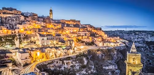 Manarola (Cinque Terre, Italy): Italy không thiếu những nơi lên ảnh tuyệt đẹp, nhưng ấn tượng nhất là chuỗi làng ven biển của Cinque Terre. Cinque Terre (nghĩa là “năm vùng đất”) được tạo thành từ Vernazza, Riomaggiore, Corniglia, Monterosso và Manarola, nằm dọc theo bờ Ligurian thuộc miền bắc Italy. Được bao phủ bởi biển nhà rực rỡ bám sát vào bức tường đá kiên cố, Manarola là khu vực nổi tiếng với rượu vang tuyệt ngon, tranh của Antonio Discovolors, và đặc biệt, hoàn toàn vắng bóng ôtô và đèn hiệu giao thông. Ảnh: Italian Travel Connection. Civita di Bagnoregio (Italy): Cách thành Rome khoảng 120 km về phía bắc, Civita Di Bagnoregio là kiệt tác thiên nhiên nằm trên một ngọn đồi, bên trên một hẻm núi. Được thành lập cách đây hơn 2.500 năm, trong suốt thế kỷ 20, cư dân của làng chỉ vẻn vẹn còn lại 6 người. Ngày nay, vào mùa đông, có khoảng 12 người sinh sống và khi hè đến, có đến khoảng 100 người. Ngoài phong cảnh đẹp như tranh, khu vực còn có vài cửa hàng thú vị và một số kiến trúc có lịch sử vài nghìn năm tuổi. Ảnh: Lazypenguins. Pitigliano (Italy): Thị trấn này nằm trên đỉnh một hòn đá tufa ở độ cao hơn 300 m so với mực nước biển và thường được xuất hiện trên bưu thiếp cũng như các vật phẩm du lịch khác của Italy. Hiện nay Pitigliano có khoảng 300 ngôi nhà với dân số vào cỡ 4.000 người và chỉ có một lối ra kiêm lối vào duy nhất. Đến đây, bạn có thể bắt gặp nhiều ngôi mộ và hang động được chạm khắc từ những vách đá trong suốt nhiều thế kỉ đã được sử dụng làm hầm chứa rượu vang. Ảnh: Smarter Travel. Matera (Italy): Được UNESCO công nhận là di sản thế giới, Matera là khu xuất hiện dân định cư lâu đời nhất lịch sử. Từ thời xưa, người dân ở đây đã chạm khắc lên đá vôi để tạo ra những ngôi nhà trông giống như hang động. Có niên đại từ 15.000 năm trước Công nguyên, hiện nay, nhiều ngôi nhà của khu vực đã được “phù phép” thành những quán ăn và khách sạn phong cách. Ảnh: Sassi di Matera. Azenhas Do Mar (Sintra, Bồ Đào Nha): Azenhas do Mar nằm lách mình giữa một bên biển và một bên núi với những ngôi nhà trắng và hồ bơi được chạm khắc từ đá vào những năm 1950. Nằm dọc các vách đá gần Sintra, ngôi làng này nổi tiếng với phong cảnh ngoạn mục và ẩm thực xuất sắc. Đến đây, bạn sẽ có cơ hội thưởng thức một trong những món ăn ngon nhất Bồ Đào Nha - từ hải sản tươi sống như sò biển, trai, tôm hùm đến súp bánh mì và bánh mousse trái cây, hay đơn giản chỉ là tận hưởng cảm giác thư giãn khi ngắm nhìn bề mặt Đại Tây Dương lấp lánh. Ảnh: Sintra-portugal. Piodao (Bồ Đào Nha): Tọa lạc gần ngay công viên Serra da Estrela, Piodao được xem là một trong những ngôi làng đẹp nhất Bồ Đào Nha với những ngôi nhà chếch lên theo dốc núi. Nhà ở đây được xây bằng vật liệu có sẵn trên khu đồi xung quanh, toàn bộ cửa sổ và cửa ra vào được sơn xanh, đóng vai trò là phần không thể tách rời khỏi tổng thể kiến trúc của làng. Ảnh: The Beauty of Travel. Meteora (Hy Lạp): Cái tên "meteora" (tiếng Hy Lap có nghĩa "lơ lửng giữa không trung") như đã nói lên tất cả. Làng Meteora nằm trên những cột đá cao chọc trời có tầm nhìn bao quát đến cả Kalambaka và Kastraki ở phía bắc trung tâm Hy Lạp. Hiển nhiên, khu phức hợp tu viện chính thống giáo phương Đông này không giống bất kỳ nơi đâu khác trên thế giới. Nhưng đáng nói là, chúng có niên đại từ tận thế kỷ 14 và ngày nay, chỉ còn lại 6 tu viện vẫn được mở cửa cho công chúng. Ảnh: 2017wallpapers. Oia (Santorini, Hy Lạp): Mọi ngôi làng của Santorini đều đẹp ngoạn mục, nhưng nổi bật nhất là Oia - vốn nức tiếng với không gian tĩnh lặng và quanh cảnh lãng mạn khi hoàng hôn buông xuống. Nhà ở Oia sử dụng kiến trúc truyền thống với phần thân được chạm khắc từ đá, nổi bật giữa dãy nhà thờ mái vòm xanh nằm dọc theo những con phố hẹp và mái hiên ngập ánh mặt trời. Về đêm, nhiều người tìm đến quảng trường của làng, nhìn ra biển để được tận mắt ngắm nhìn cảnh mặt trời khuất dần khỏi mặt nước. Ảnh: Holidayguru.
