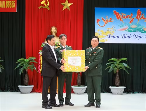Đồng chí Phạm Minh Chính tới thăm và chúc Tết cán bộ, chiến sĩ Trung đoàn 885 và Đại đội Trinh sát thuộc Bộ chỉ huy quân sự tỉnh Quảng Nam. Ảnh: Đỗ Trưởng – TTXVN