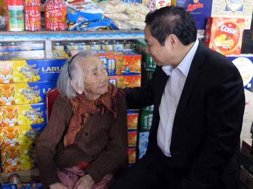 Đồng chí Phạm Minh Chính tới thăm Mẹ Việt Nam Anh hùng Trần Thị Khẩn, 100 tuổi ở thành phố Tam Kỳ. Ảnh: Đỗ Trưởng – TTXVN