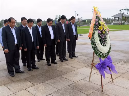 Đồng chí Phạm Minh Chính cùng đoàn dâng hoa tại tượng đài Mẹ Việt Nam Anh hùng (thành phố Tam Kỳ). Ảnh: Đỗ Trưởng – TTXVN