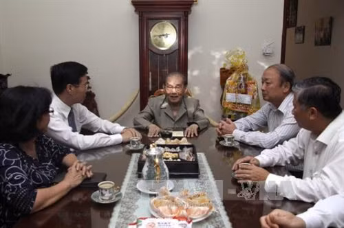 Đồng chí Võ Văn Thưởng thăm hỏi, chúc tết và tặng quà Anh hùng lao động, Giáo sư, Tiến sĩ Nguyễn Duy Cương, nguyên Thứ trưởng Bộ Y tế. Ảnh: Thanh Vũ-TTXVN