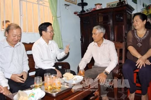 Đồng chí Võ Văn Thưởng, Trưởng Ban Tuyên giáo Trung ương đến thăm hỏi, tặng quà tết ông Dương Văn Sắc, Phó Ban Tuyên giáo xã Phú Hữu, huyện Nhơn Trạch – Đồng Nai. Ảnh: Thanh Vũ - TTXVN