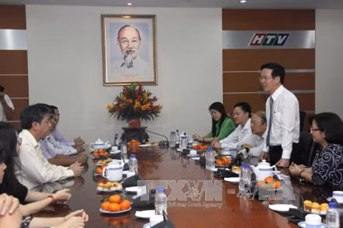 Đồng chí Võ Văn Thưởng thăm hỏi, chúc tết và tặng quà cán bộ CNVC-LĐ Đài truyền hình thành phố Hồ Chí Minh. Ảnh: Thanh Vũ-TTXVN