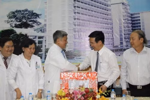Đồng chí Võ Văn Thưởng thăm hỏi, chúc tết và tặng quà đội ngũ y bác sĩ bệnh viện Chợ Rẫy. Ảnh: Thanh Vũ-TTXVN