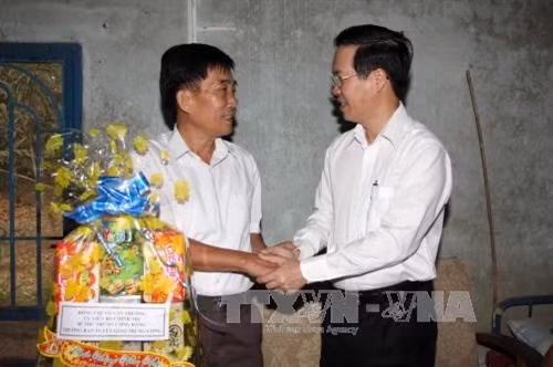 Đồng chí Võ Văn Thưởng, Trưởng Ban Tuyên giáo Trung ương đến thăm hỏi, tặng quà Tết ông Phạm Nghĩa, Phó Ban Tuyên giáo xã Phú Thạnh, huyện Nhơn Trạch – Đồng Nai. Ảnh: Thanh Vũ - TTXVN