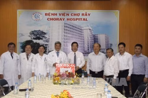 Đồng chí Võ Văn Thưởng thăm hỏi, chúc tết và tặng quà đội ngũ y bác sĩ bệnh viện Chợ Rẫy. Ảnh: Thanh Vũ-TTXVN