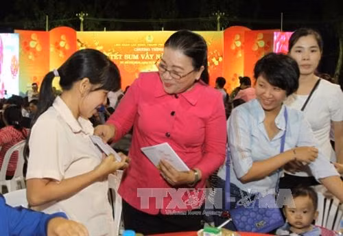 Đại diện Liên đoàn Lao động Thành phố Hồ Chí Minh chúc tết công nhân lao động. Ảnh: Phương Vy-TTXVN